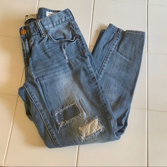 Bullhead Distressed Boyfriend Jeans  - Picture 11 of 12